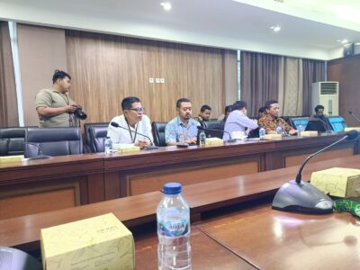 Foto : Wakil Menteri Sekretaris Negara (Wamensesneg), Juri Ardiantoro, menerima delapan perwakilan URC Bergerak untuk mendengarkan langsung aspirasi mereka.