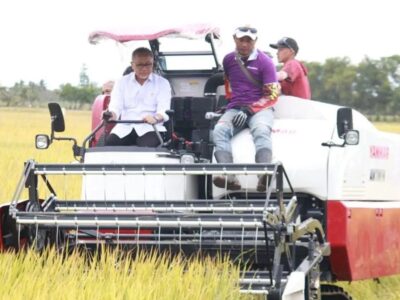 Ket. Menteri Koordinator Bidang Pangan Republik Indonesia, Zulkifli Hasan hadiri panen raya di Desa Sri Meranti Kecamatan Tanjung Lago Kabupaten Banyuasin Sumatera Selatan, Senin (13/1/2025).