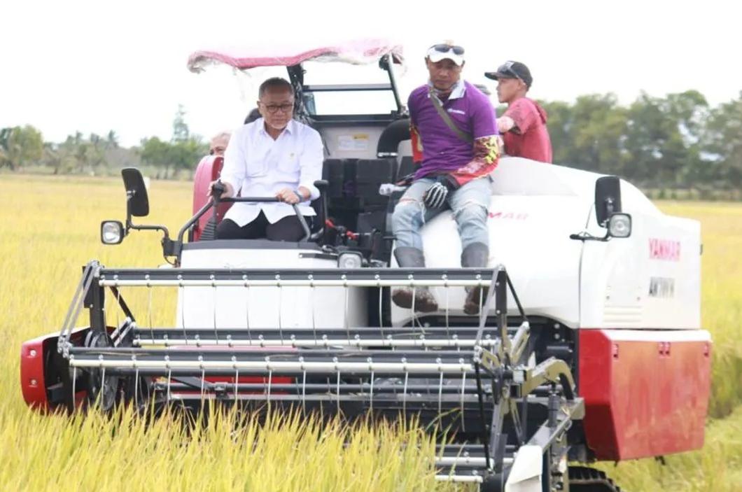 Ket. Menteri Koordinator Bidang Pangan Republik Indonesia, Zulkifli Hasan hadiri panen raya di Desa Sri Meranti Kecamatan Tanjung Lago Kabupaten Banyuasin Sumatera Selatan, Senin (13/1/2025).