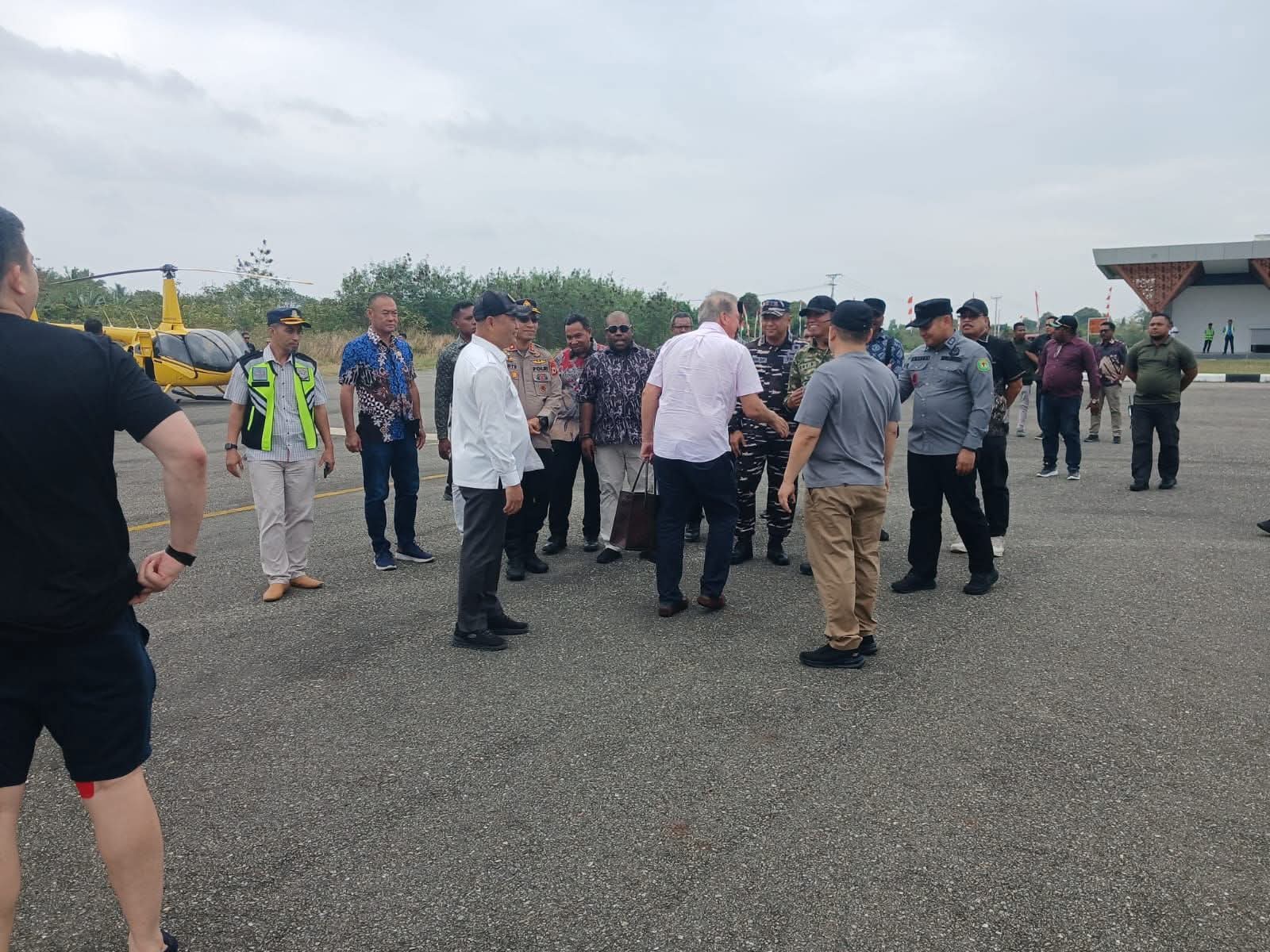 Foto : FIM mengaku mengikuti informasi mengenai kedatangan Haji Isyam ke Kabupaten Kepulauan Aru menggunakan helikopter bersama rombongan.